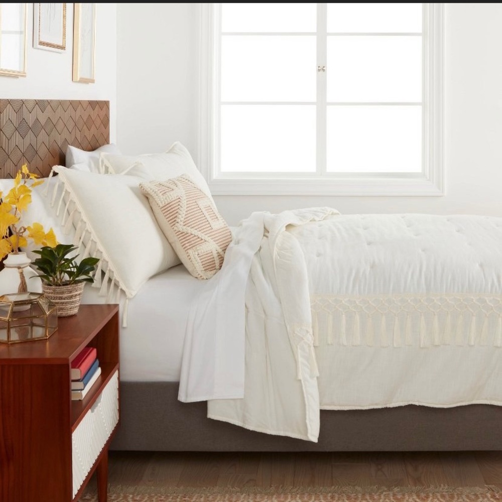Macrame tassel tufted quilt